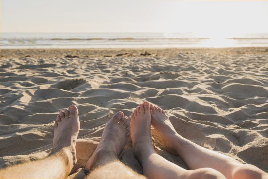 Juego-el-beso-playa-viaja-sin-salir-de-casa