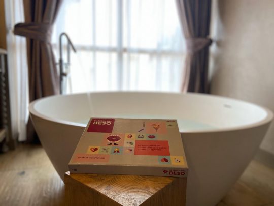 Juego-el-beso-spa-bañera-viaja-sin-salir-de-casa