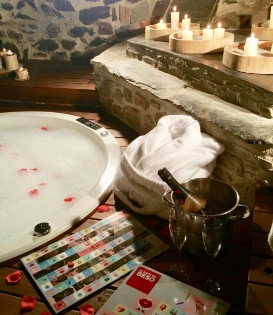 Juego-el-beso-spa-bañera-viaja-sin-salir-de-casa